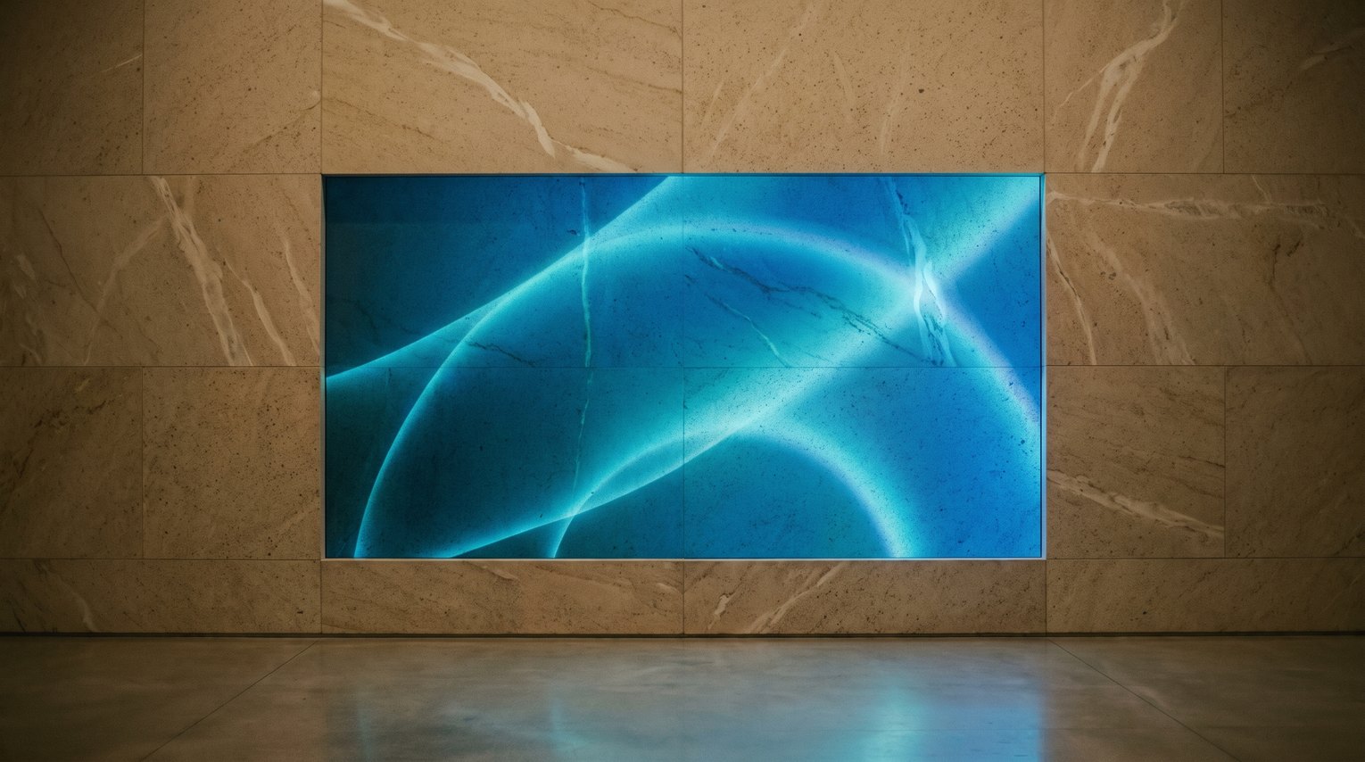 Mur de pierre beige dont une zone rectangulaire diffuse une image bleue, le veinage et les joints de la pierre restant visibles par-dessus